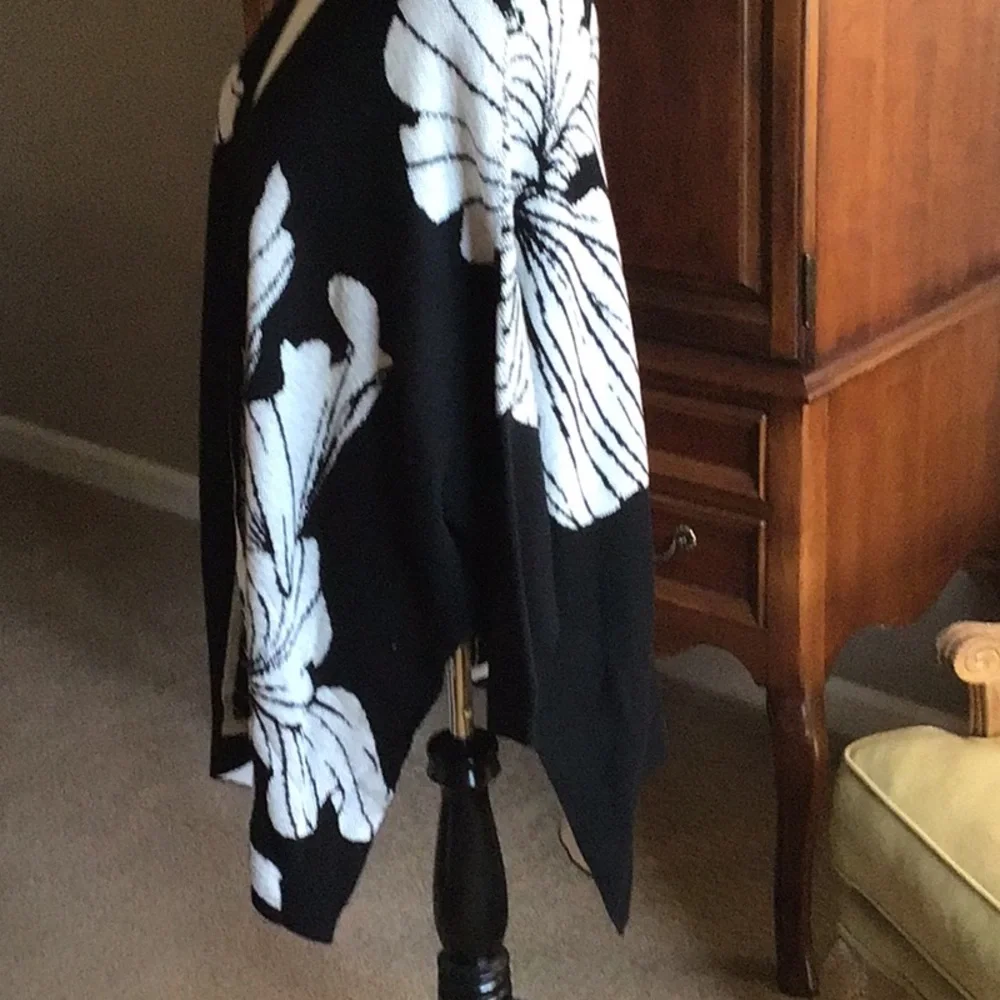Chico’s Black w/White Leaf Print Sweater/Wrap - Picture 2 of 4